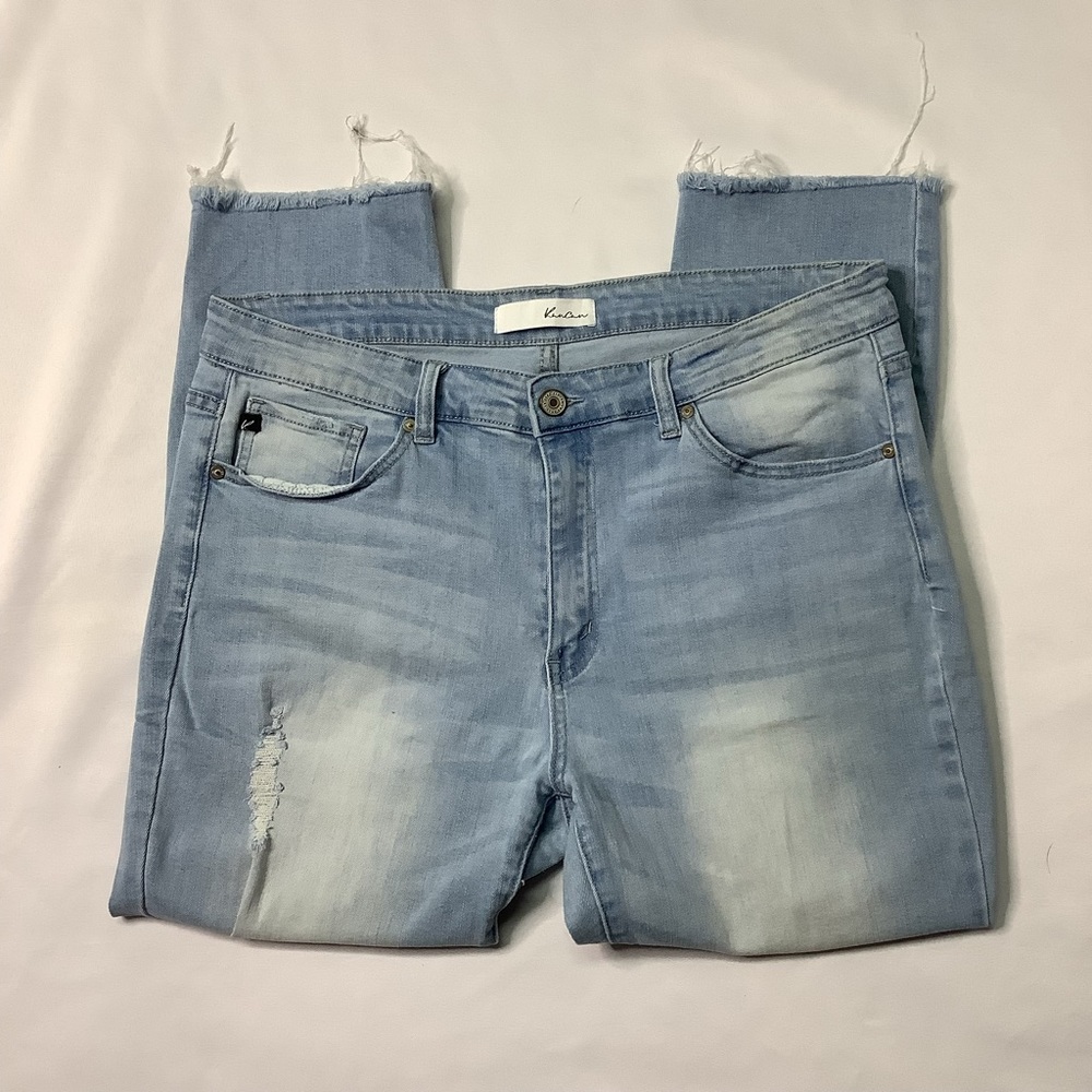 KanCan Distressed Light Wash Raw Hem Crop Jeans Size 15 / 31 - Picture 4 of 9